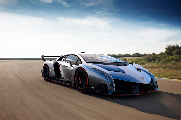 Lamborghini Veneno acelerando em pista com paisagem ao fundo