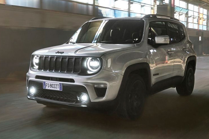 Jeep Renegade prata em alta velocidade em galpão fechado com faróis de led acesos
