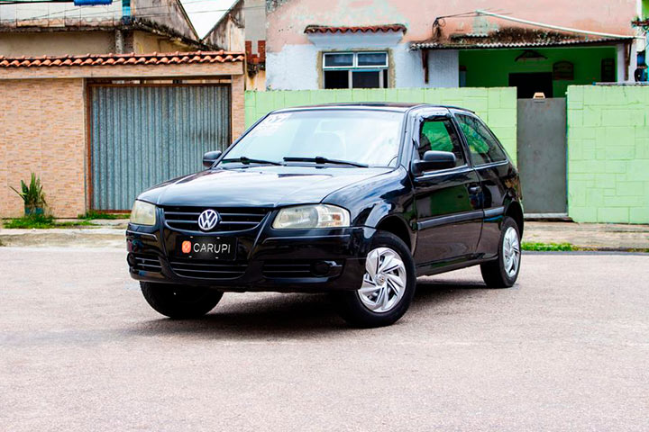 Volkswagen Gol 2007 preto estacionado em rua de bairro