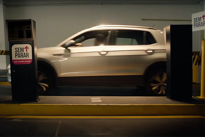 Carro passando por cancela aberta automaticamente por sistema de pagamento do Sem Parar