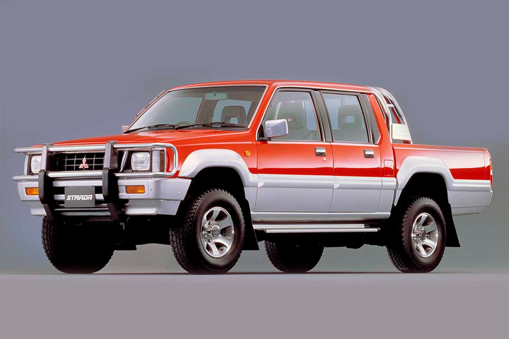 Picape L200 Triton vermelha dos anos 90, em fundo cinza infinito em imagem de estúdio