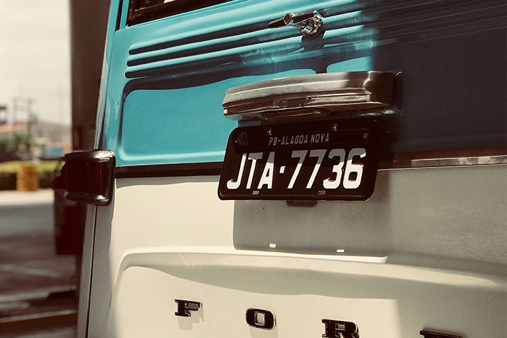 Traseira de antiga caminhonete Ford Willys com placa preta indicando originalidade do veículo
