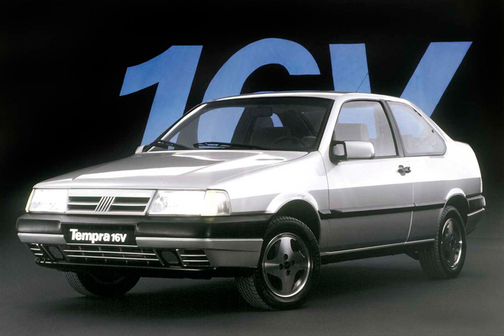 Fiat Tempra 1992 em fundo infinito de estúdio com escrito 16V atrás