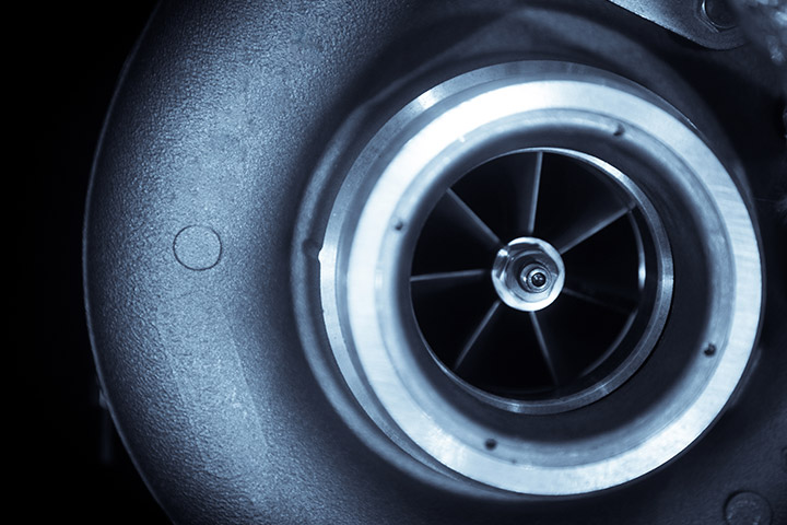 Turbo de carro com sistema de entrada de ar em destaque