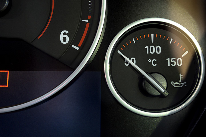 Marcador de temperatura do painel de carro em detalhe