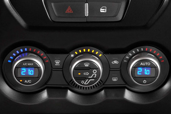 Detalhe do painel de jipe Troller T4 mostrando botões e controles variados