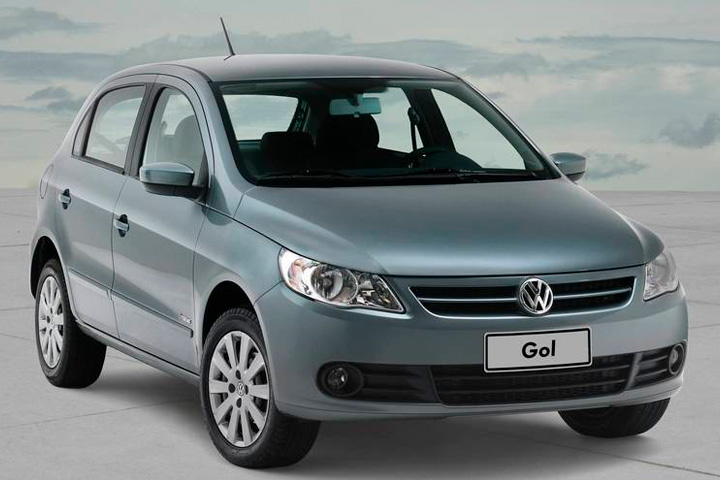Volkswagen Gol G5 prata esverdeado em cenário de estúdio fotográfico