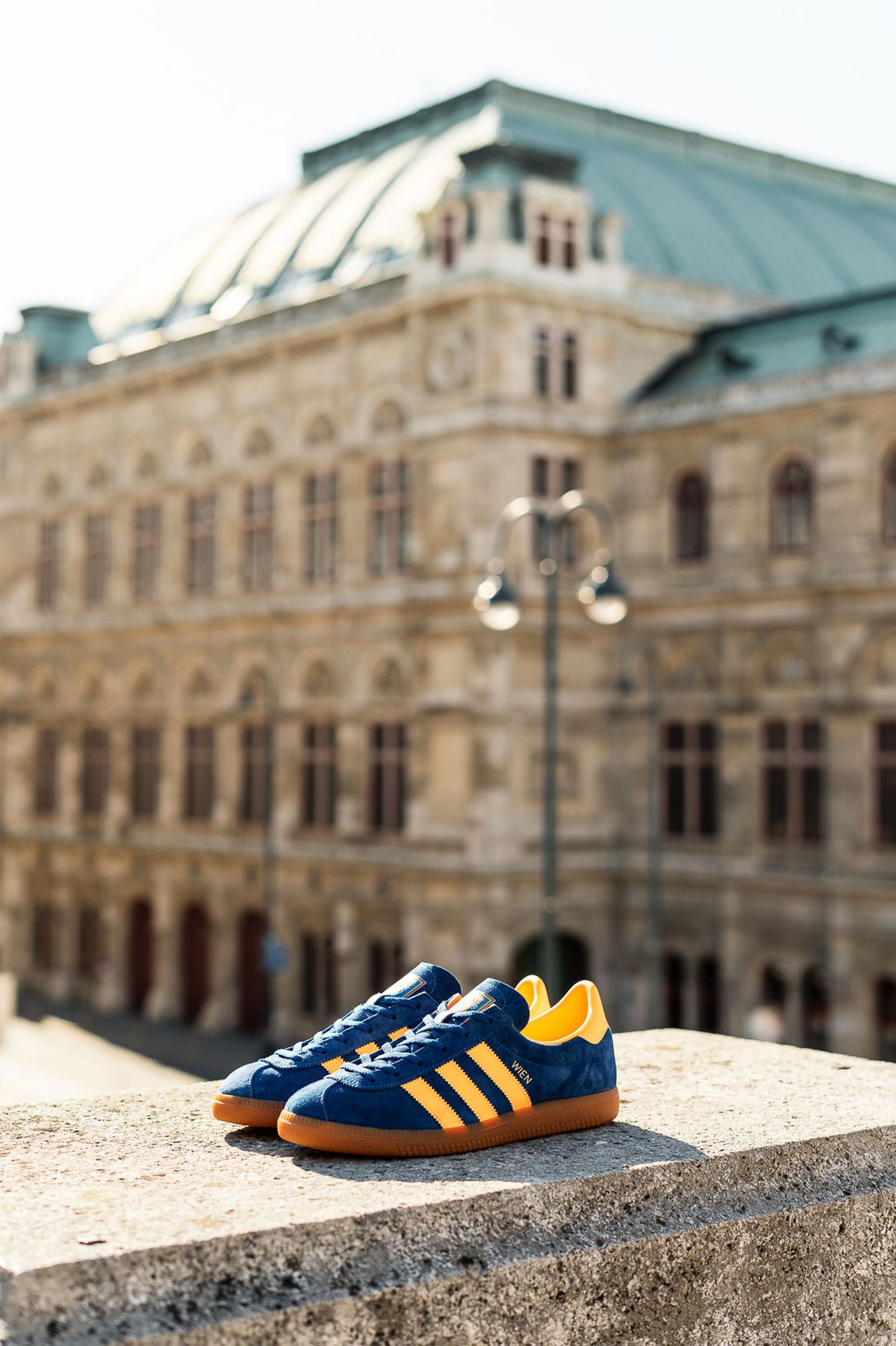adidas Wien - Modell aus der City Series - FX5630 - vor Wiener Staatsoper