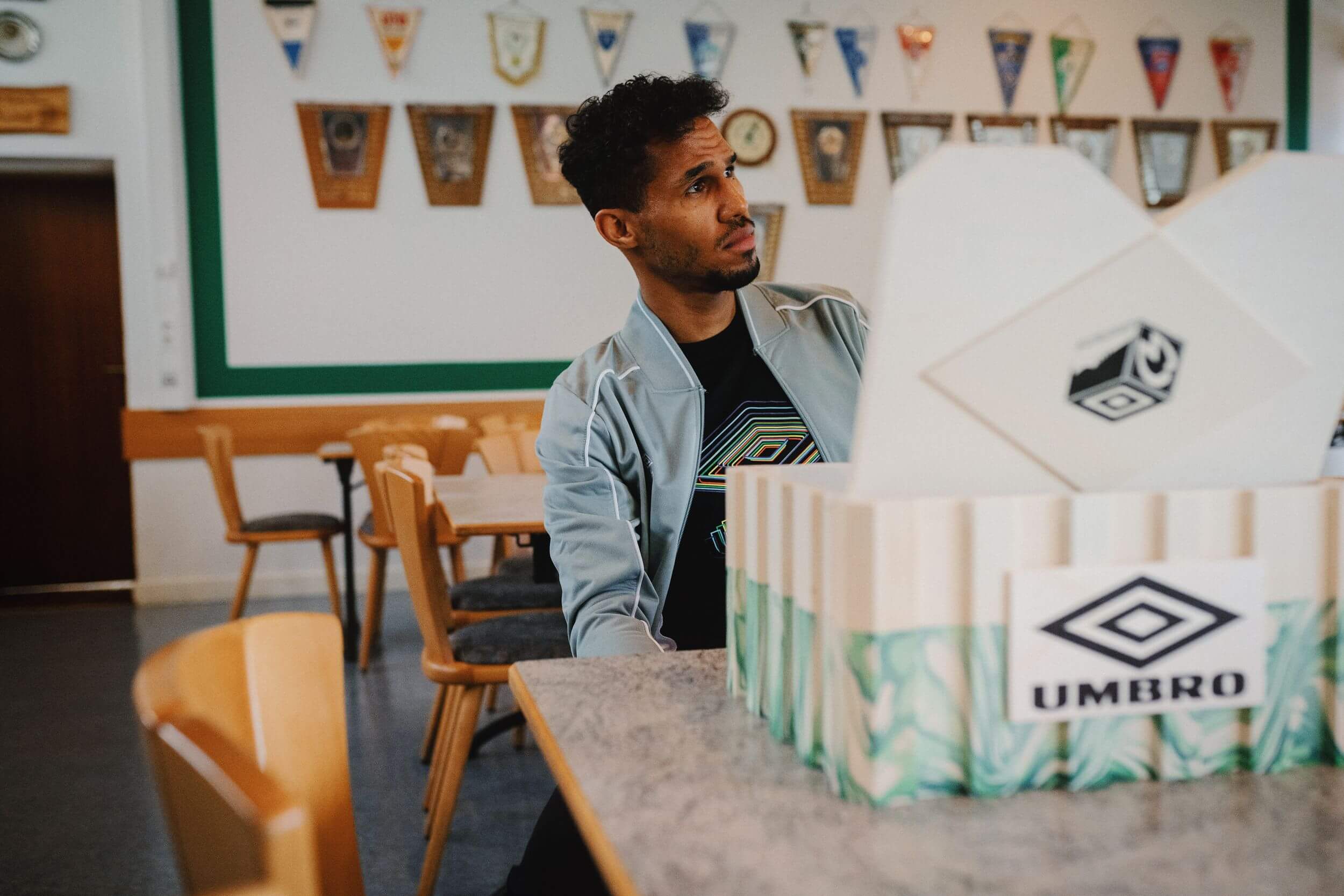 Theodor Gebre Selassie mit dem Glückstreter, Umbro, Werder Bremen Highway WB Sneaker