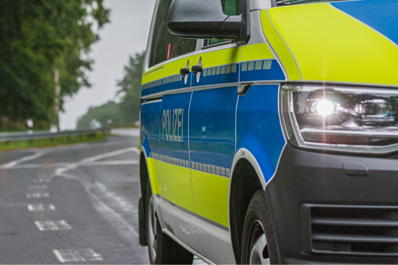 Verkehrsstrafrecht: Polizei hält einen Autofahrer an