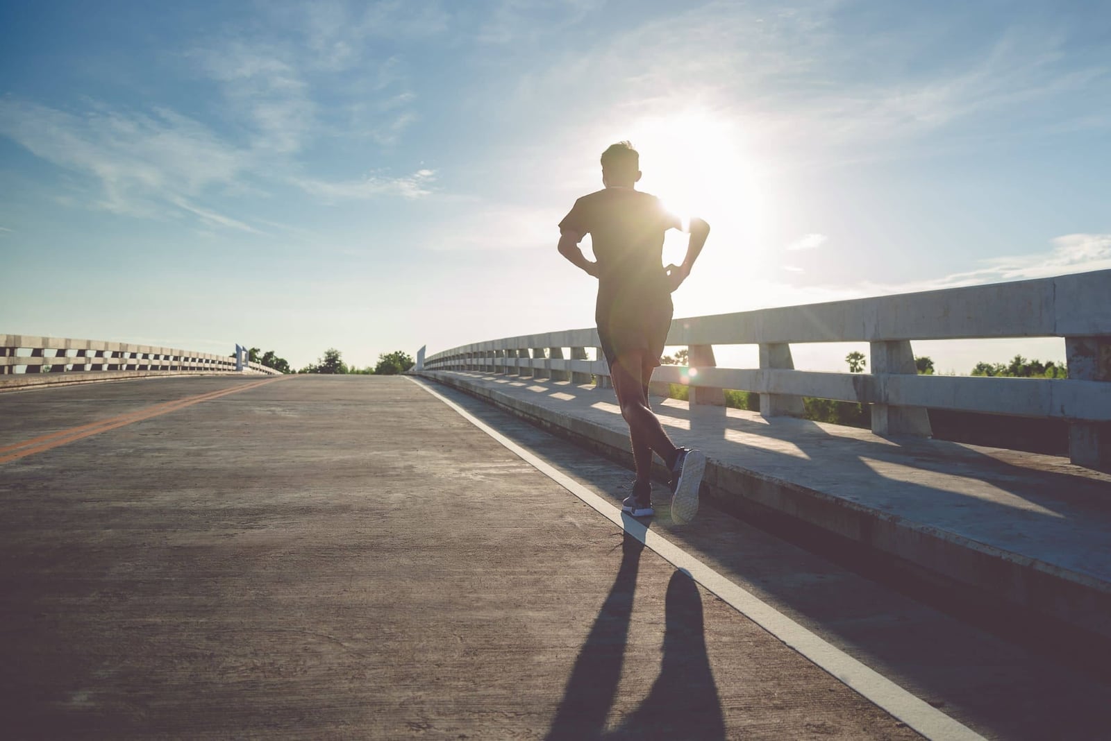 Белая спортивная солнечная диагональная. Бегал по дороге по панели. Running on empty картинка на эту тему.