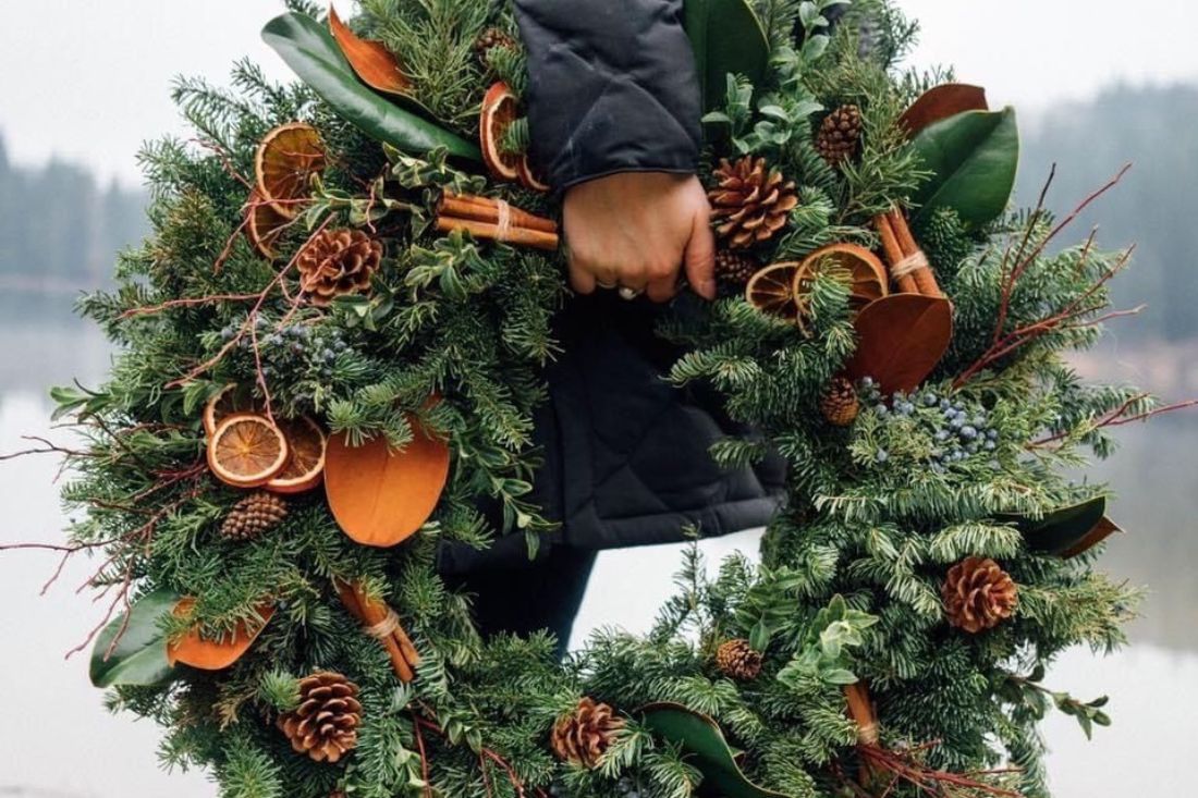 Les Maisons de Campagne Chateau de villiers le Mahieu Hotel Near Paris Christmas wreath workshop