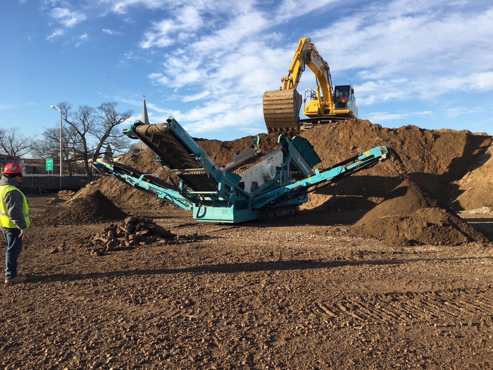 Trident 124 Screening soil from excavator