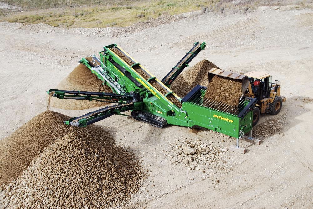 McCloskey S130 screener green working with sand