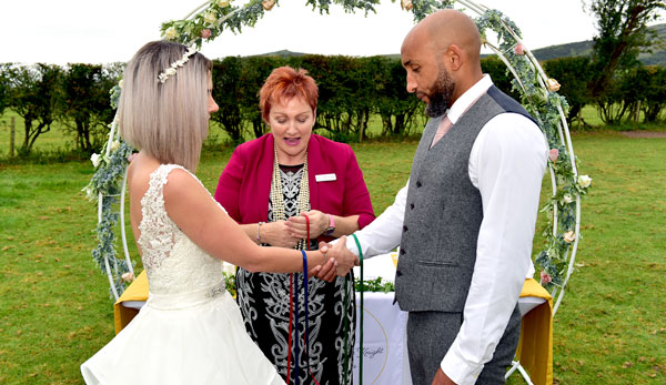 Amanda-Louise-knight-celebrant- ceremonies-wedding-planning-uk-handfasting