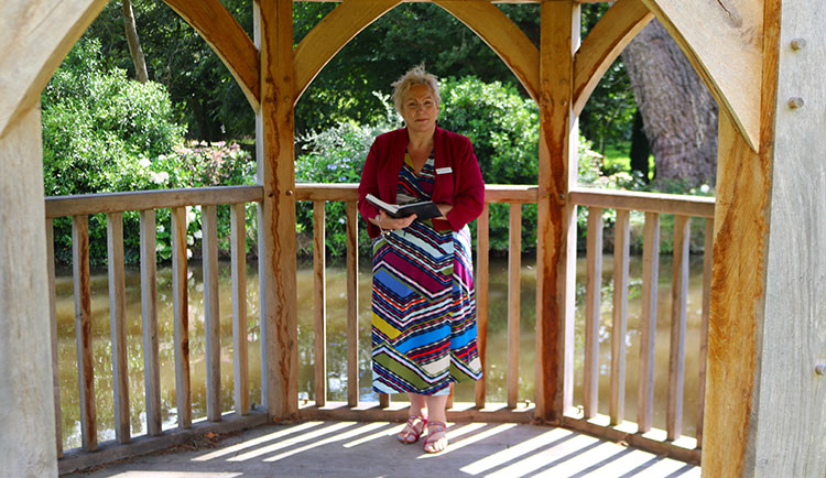 Amanda-Louise-knight-celebrant- ceremonies-wedding-planning-uk-handfasting-elopement