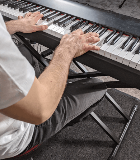 Eviter les douleurs au piano : la posture des bras