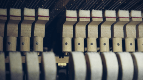 Zoom sur les étouffoirs et les marteaux d'un piano acoustique