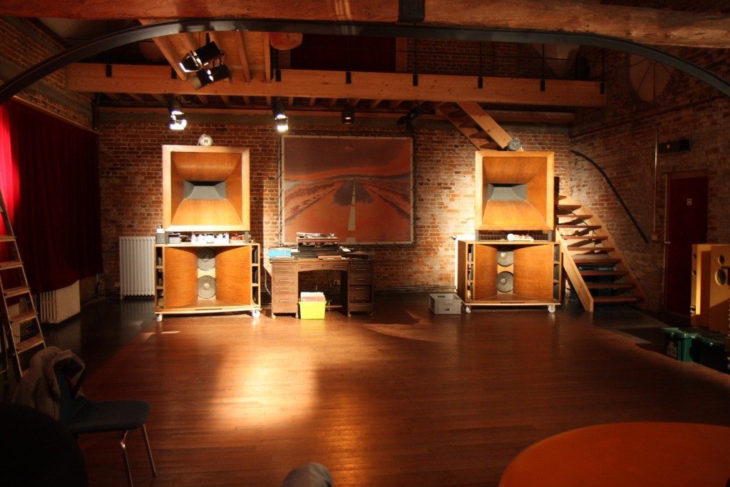 CLOSER ACOUSTICS