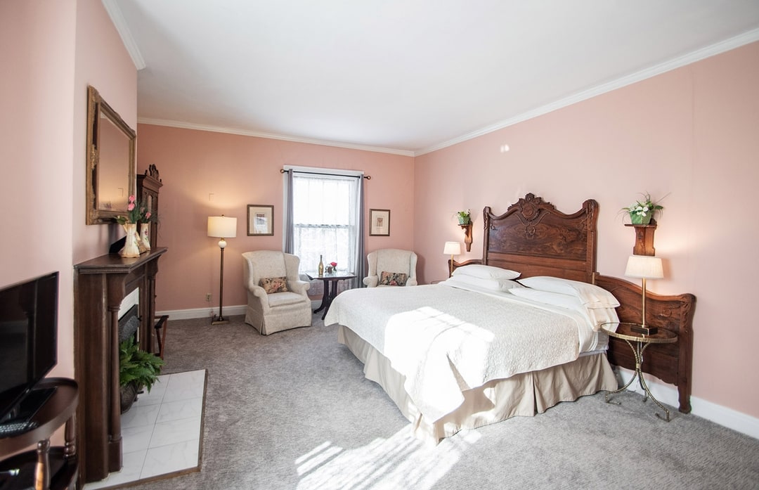 The Looking Glass Inn Rose Room