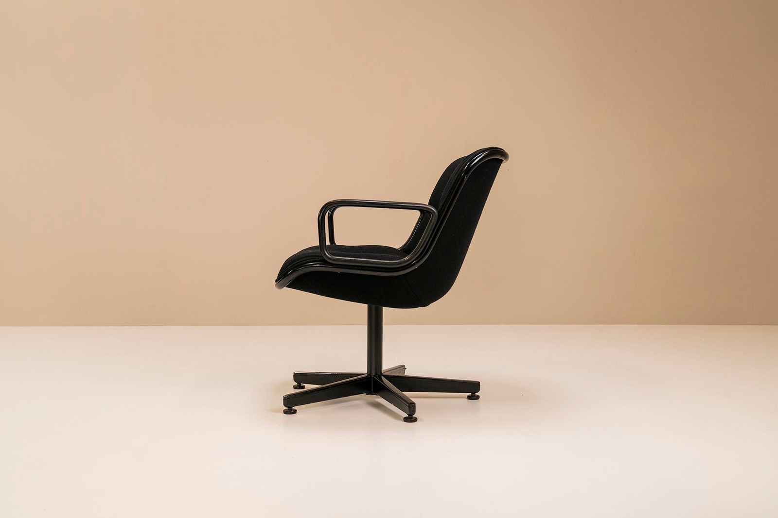 Set of 12 Executive "Pollock" Chairs by Charles Pollock for Knoll, USA