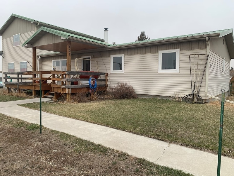 Clyde Park House Vacation Rental in Clyde Park, Montana