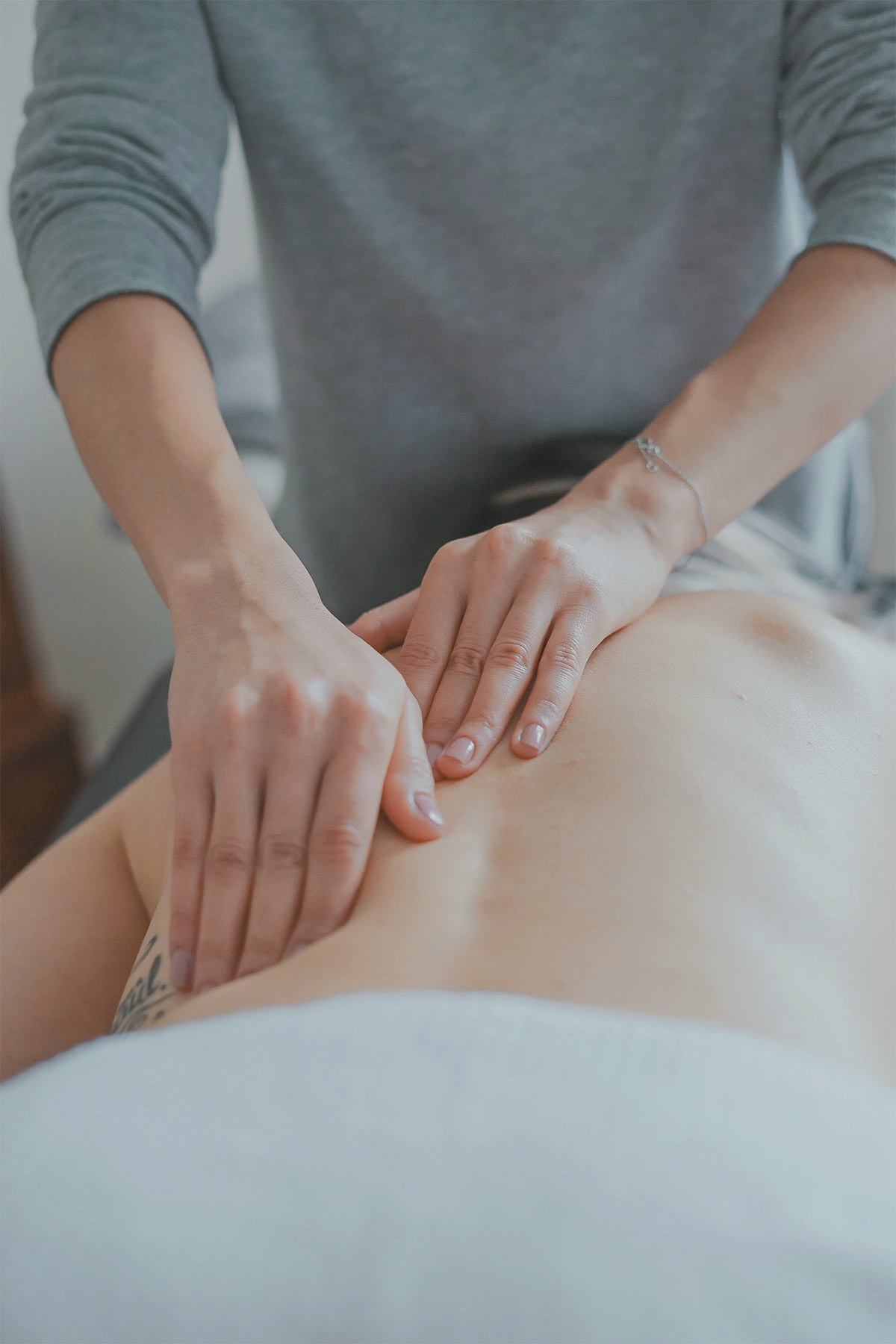 Mains qui donnent un massage de dos