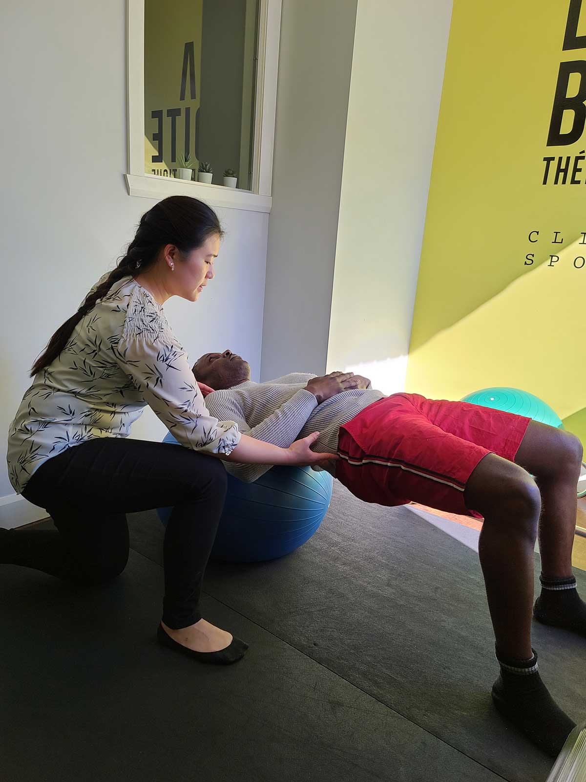 Homme qui reçoit un traitement physiothérapeutique