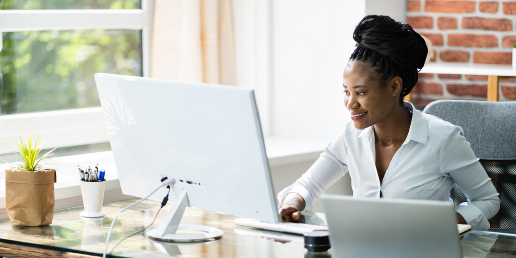 worker_computer_smiling_2