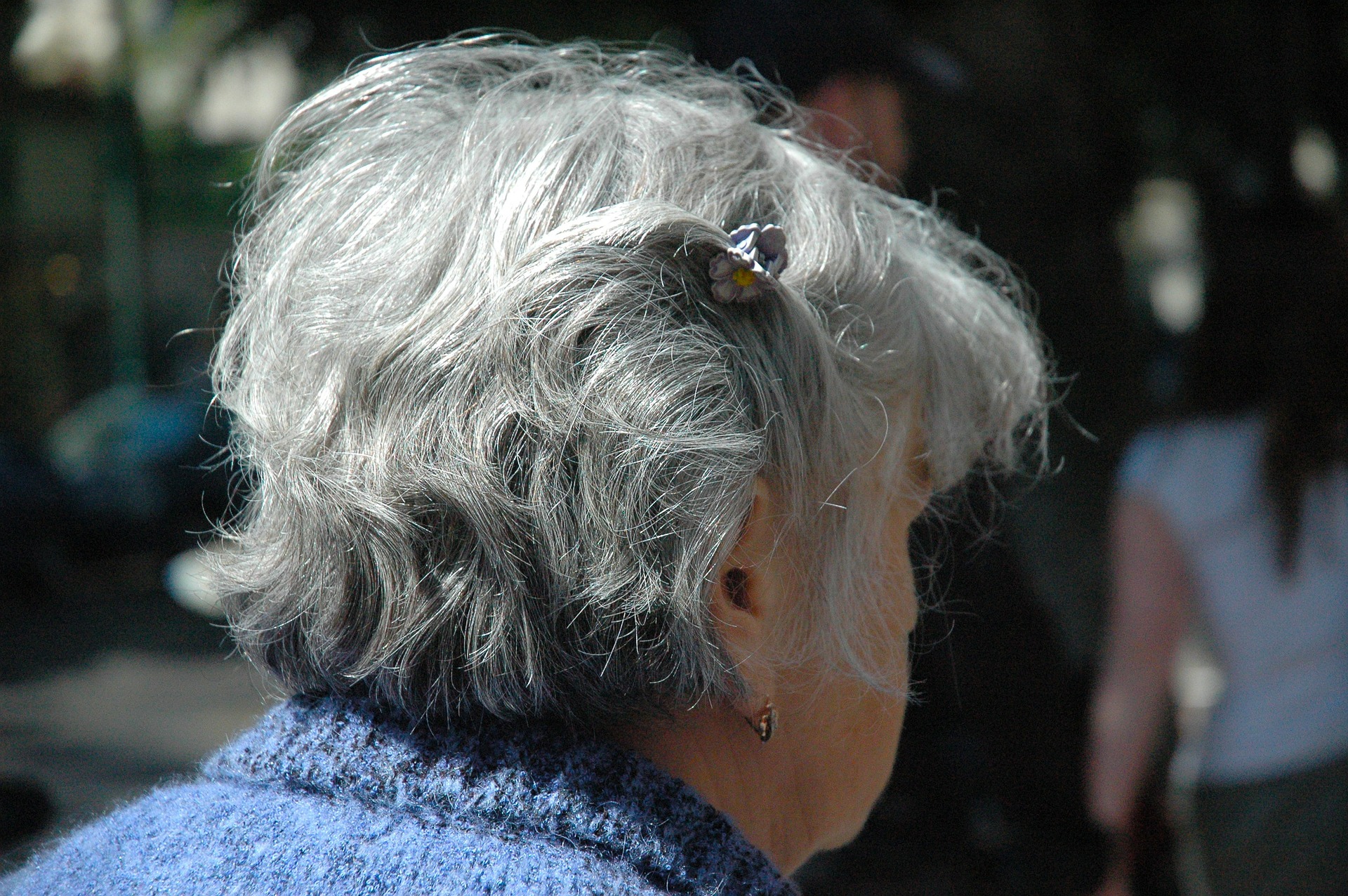 Illustrasjon, eldre dame som har blitt utsatt for Bank-ID svindel