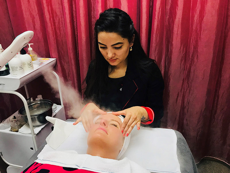 Vicki receiving steam exfoliation from beauty therapist Ashmi
