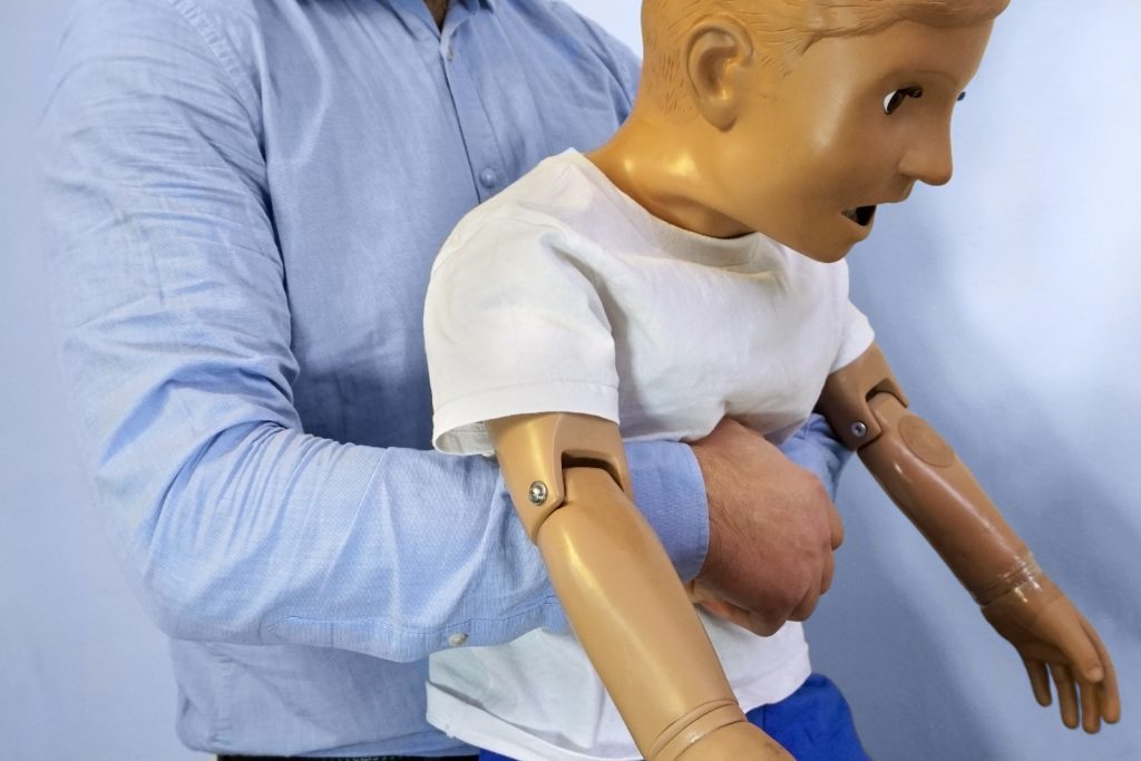 Formation PSC1 pour découvrir la méthode de Heimlich avec un mannequin.