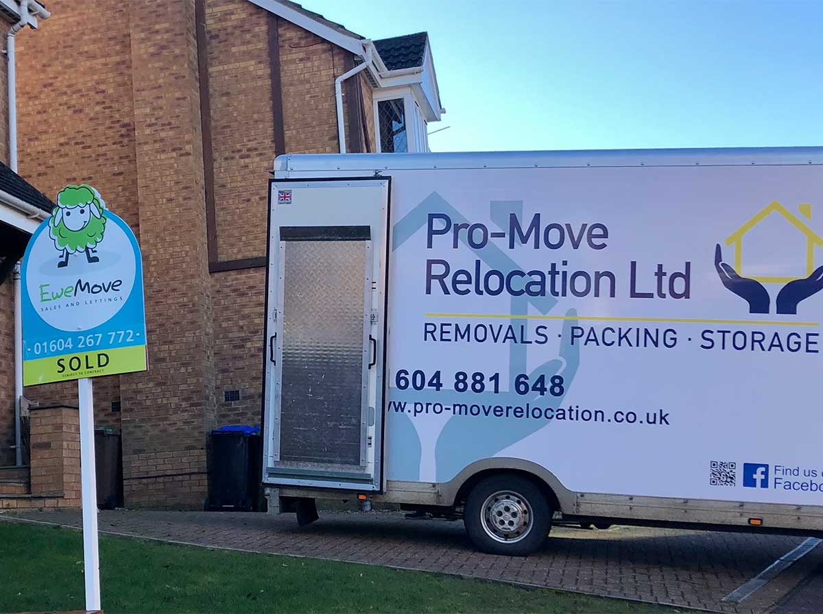 Pro MOove Relocation van in customers drive