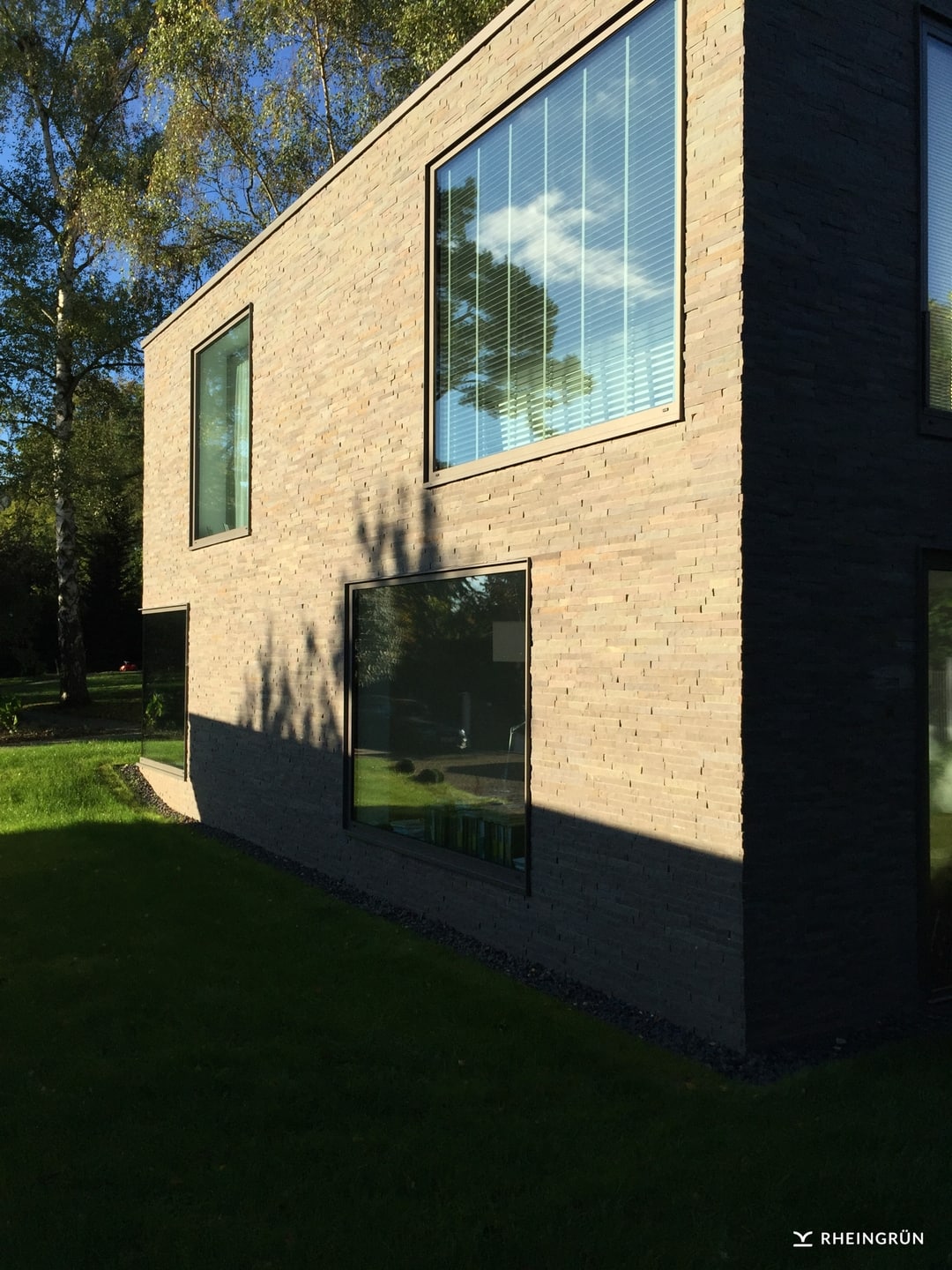 Modernes Privathaus mit Natursteinfassaden aus Grauwacke | Rheingrün