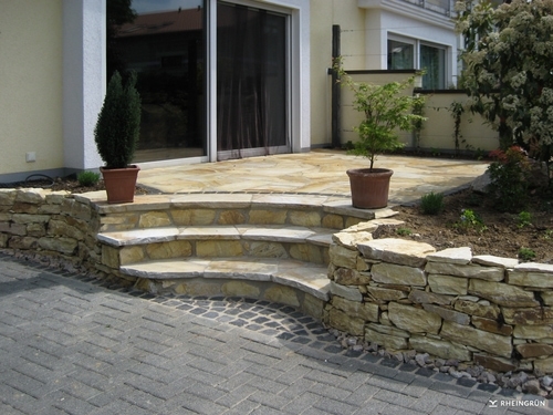Kleiner Vorgarten mit Terrasse aus Naturstein im mediterranen Stil