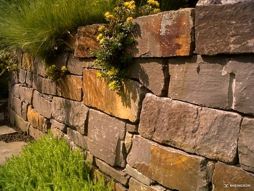 Origineller Garten mit Mosaik aus Naturstein und asiatischen Elementen
