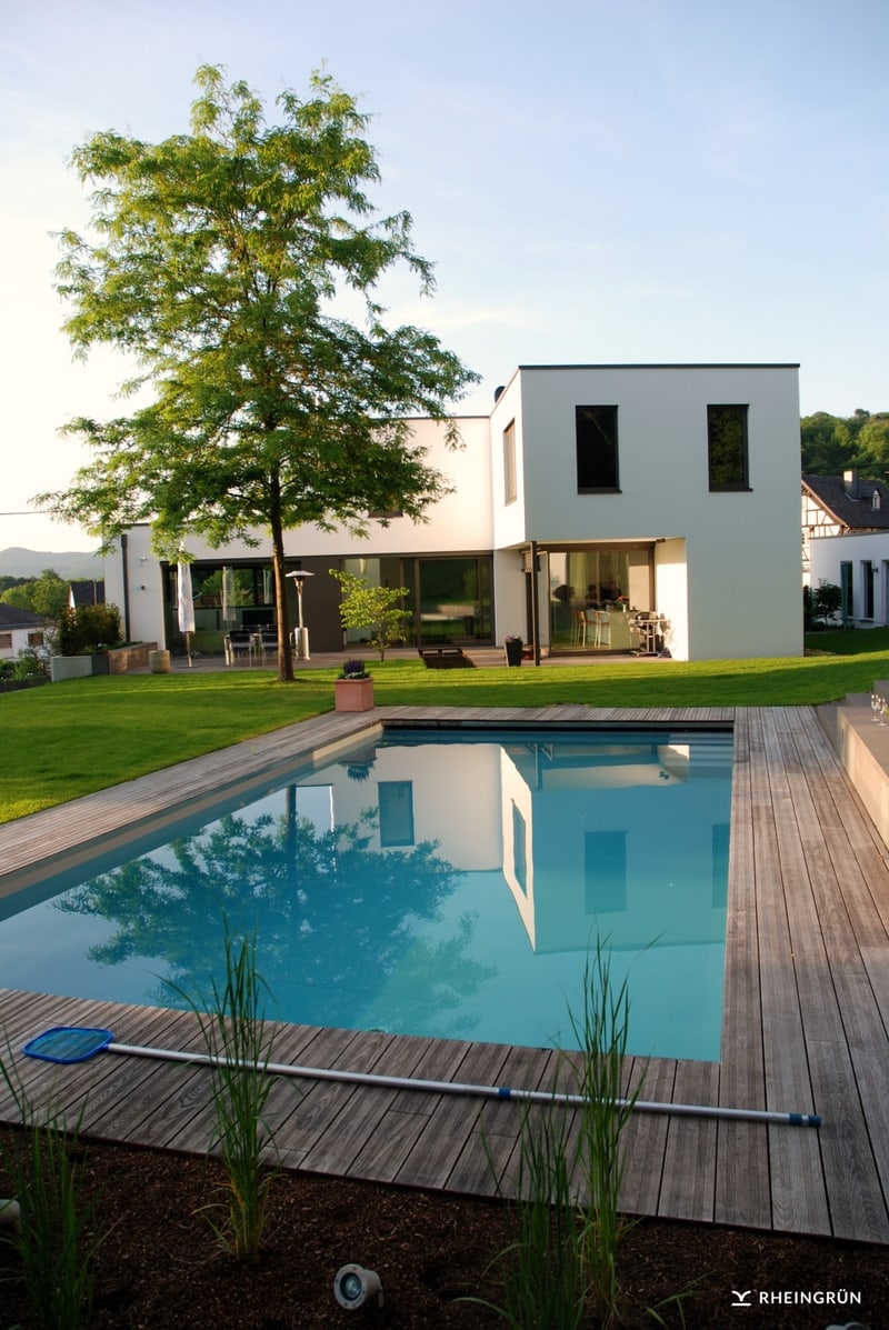 Moderne Gartengestaltung mit großem Pool und extra Poolhaus Rheingrün