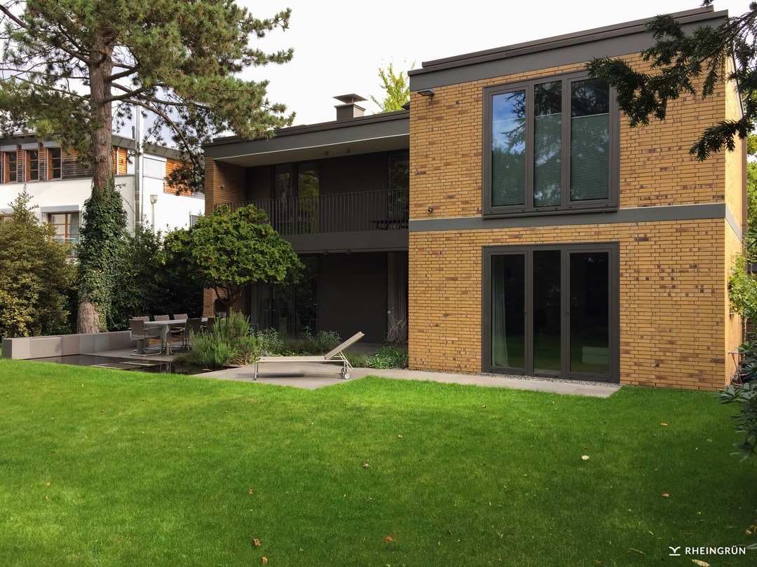 Modernes Stadthaus mit kleinem Innenhof und Terrasse mit Wasserbecken