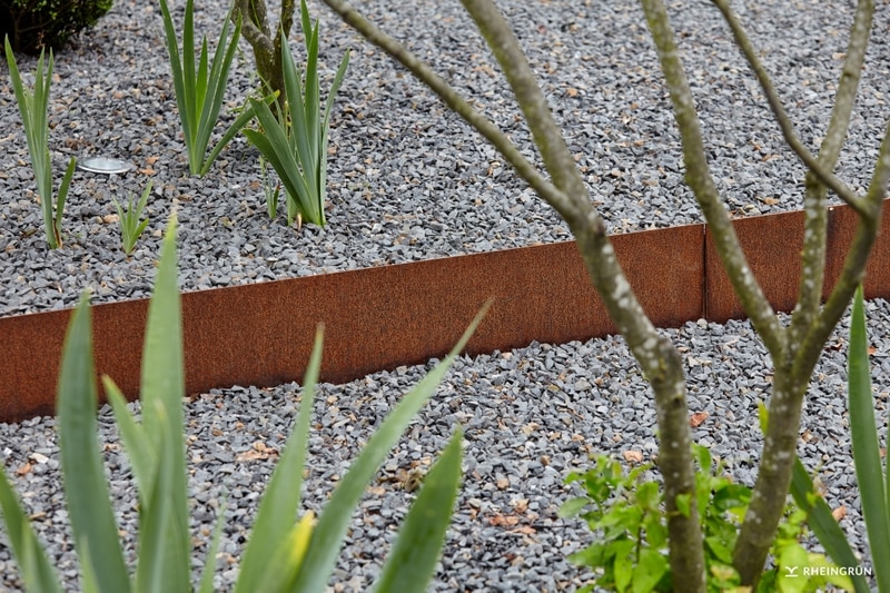 Geradlinige Gartengestaltung mit großen Platten aus Naturstein und