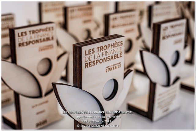 Photos de plusieurs trophés de la finance responsable