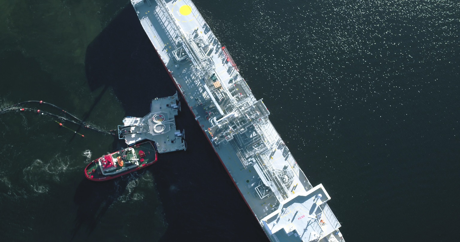 Floating jettyless transfer system for LNG