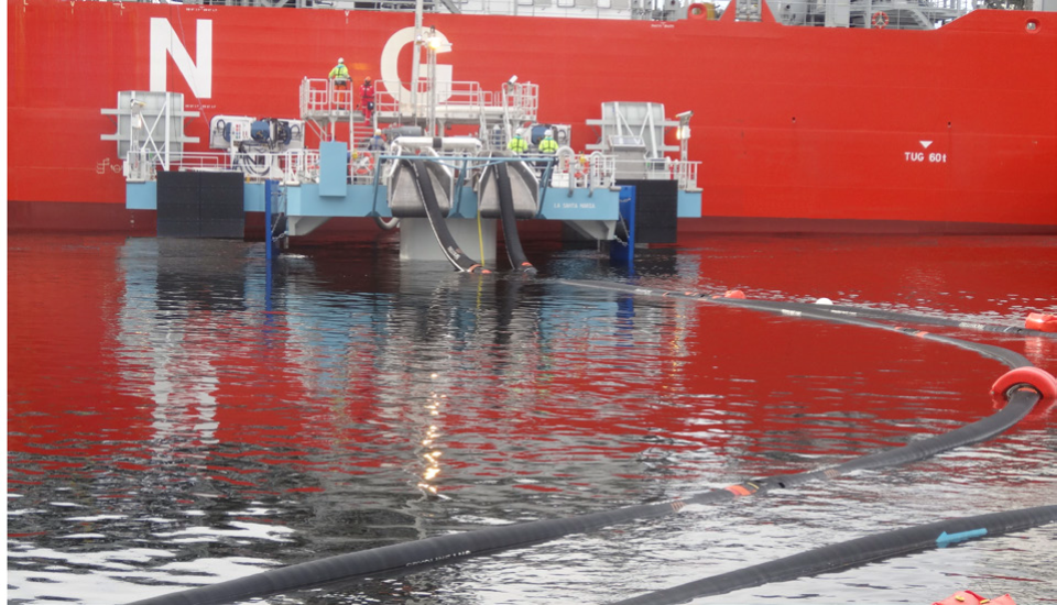 Floating transfer system for LNG with cryogenic floating hoses