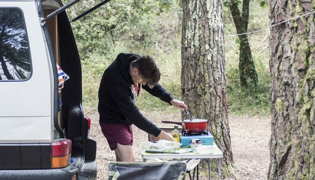 Stephan and Simon cooking