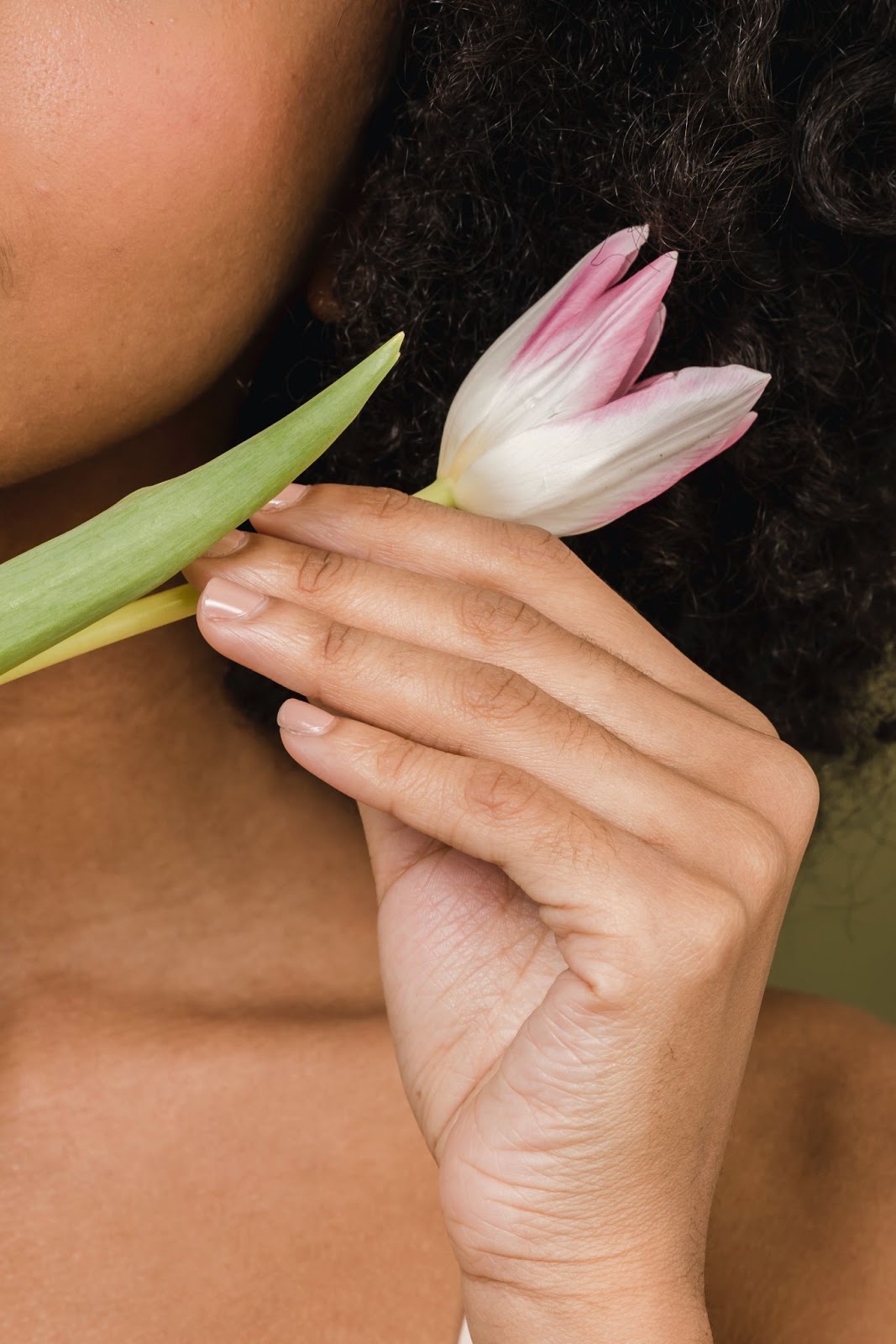 Mulher segura uma flor