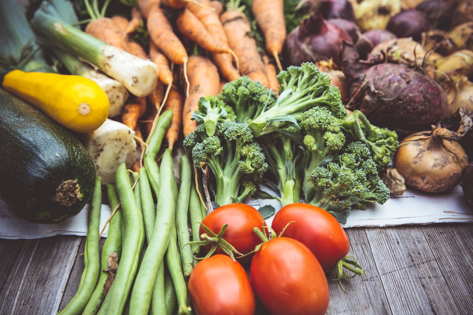 Vegetais variados em superfície de madeira