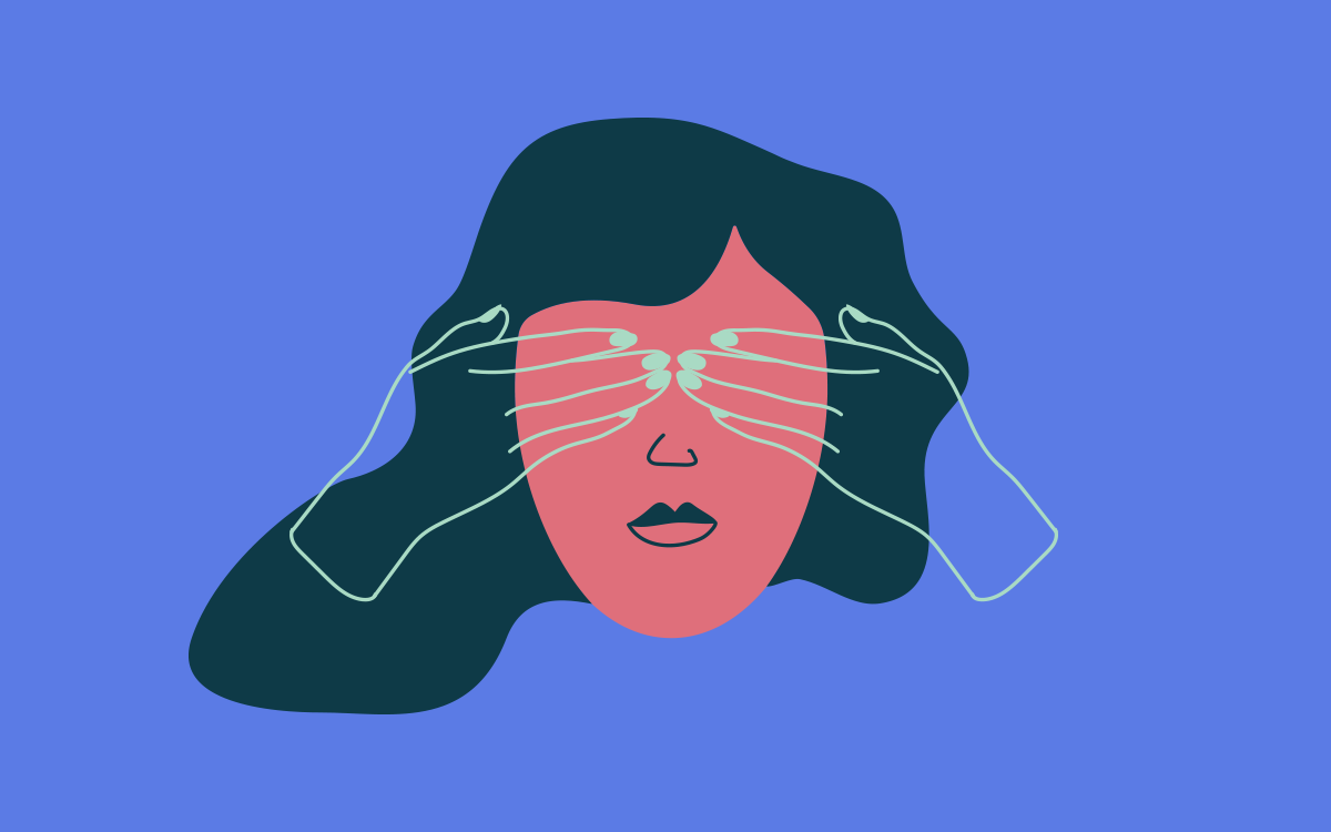 Mulher com olhos cobertos por duas mãos, ilustrando a fadiga zoom e porque as mulheres sofrem mais
