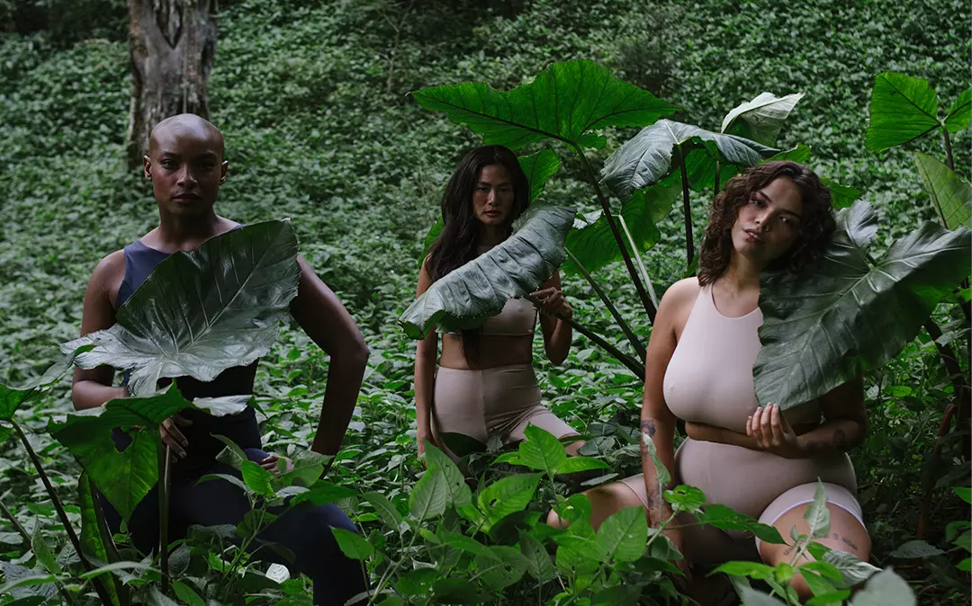 Mulheres em um campo de folhagens que representam fertilidade