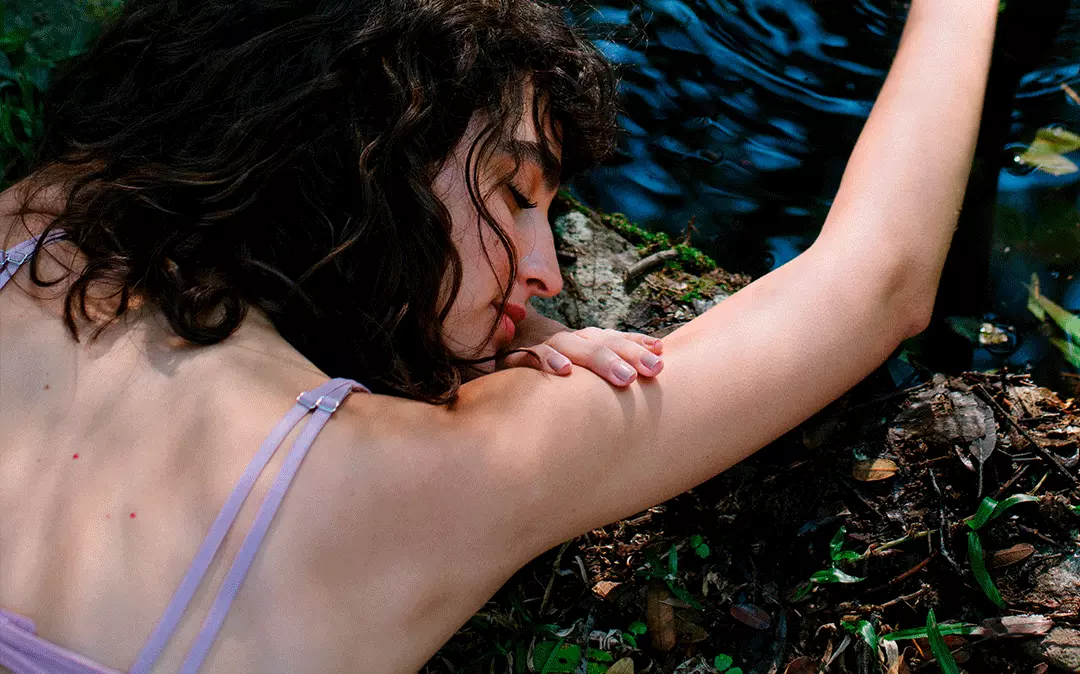 Mulher medita em meio à natureza. Corpo e mente, mente e corpo!