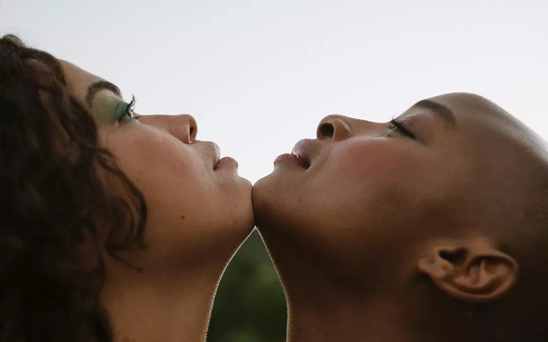 imagem mostra duas mulheres unidas