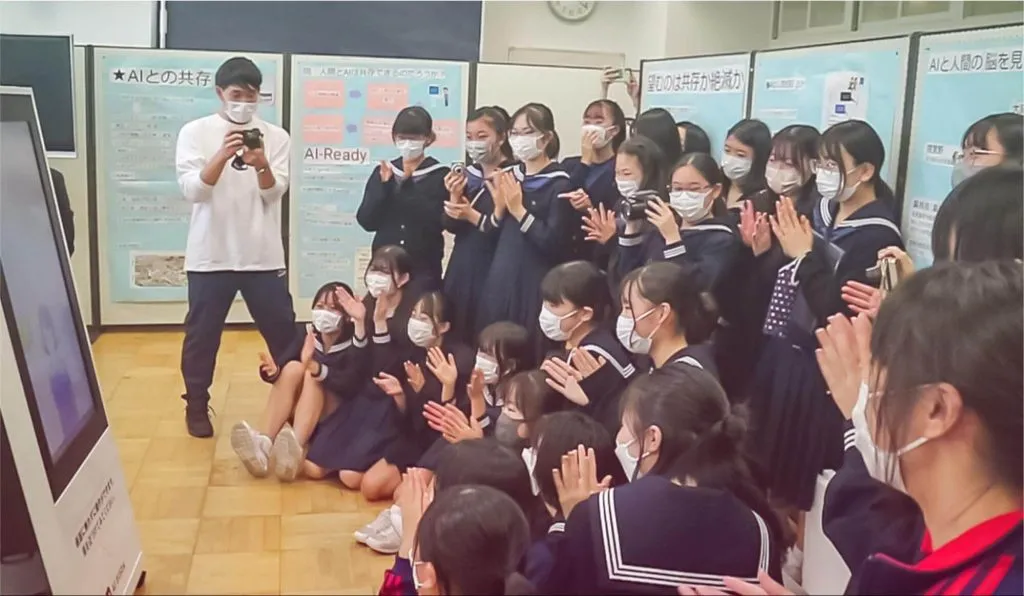 AIさくらさんお披露目時の生徒たちの様子